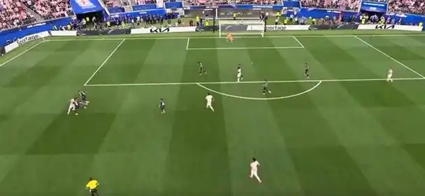 美国足球队半场2-0领先澳大利亚，巴洛贡造乌龙弗里曼破门