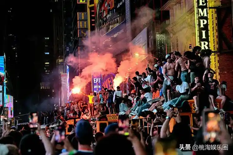 纽约篮球盛宴：世界杯热潮未散，尼克斯夺冠游行点燃数百万球迷激情